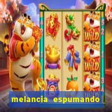 melancia espumando melancia saindo espuma