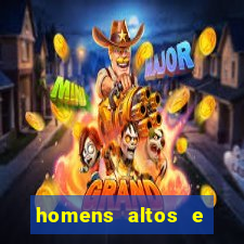 homens altos e magros pelados